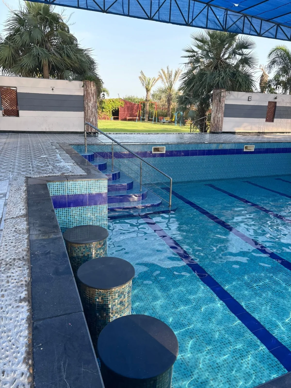 In-pool seating stools along the edge